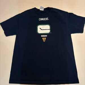 2000s Canucks ccm vintage logo shirt